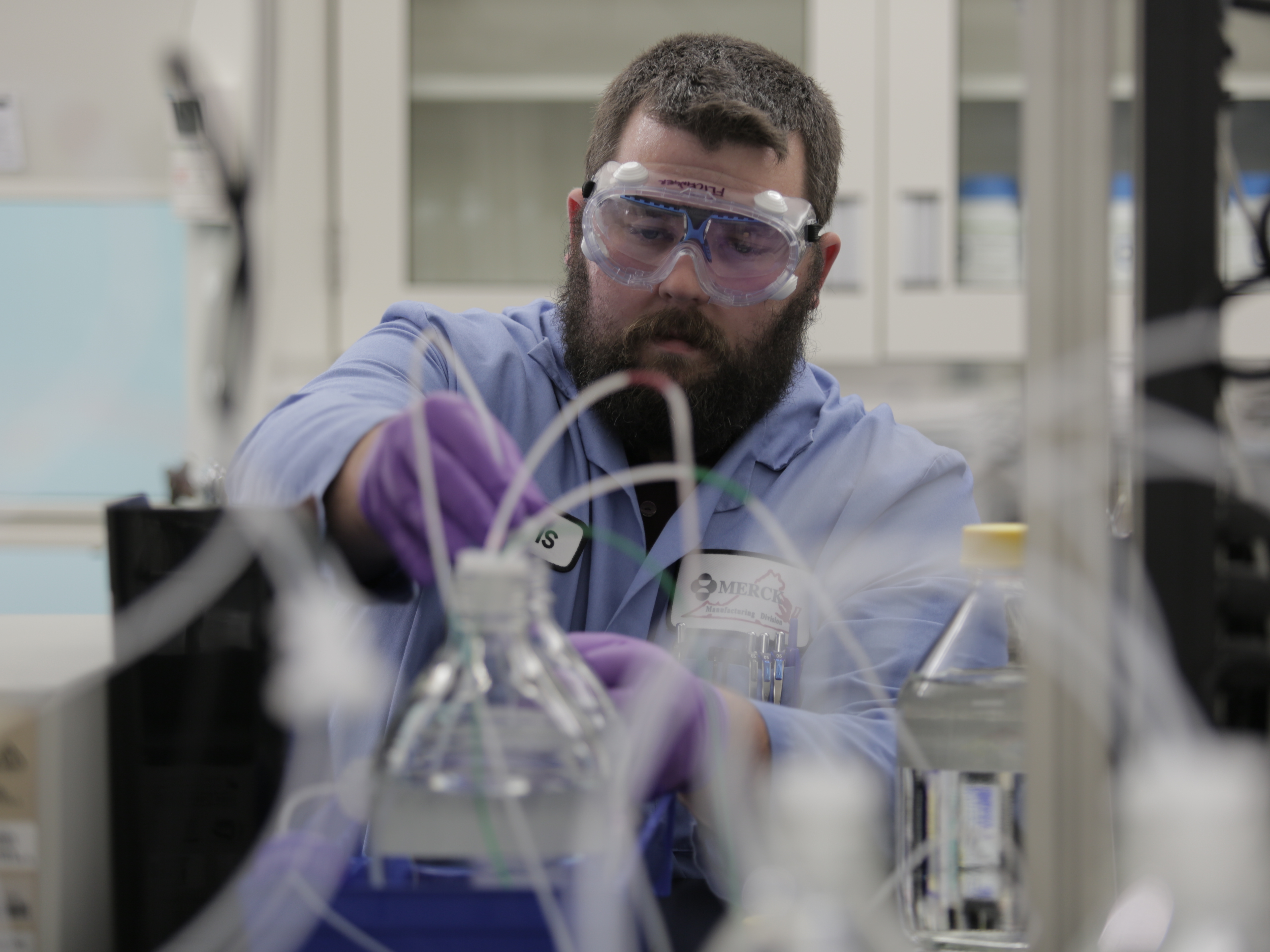Merck & Co. employee utilizing lab equipment. 