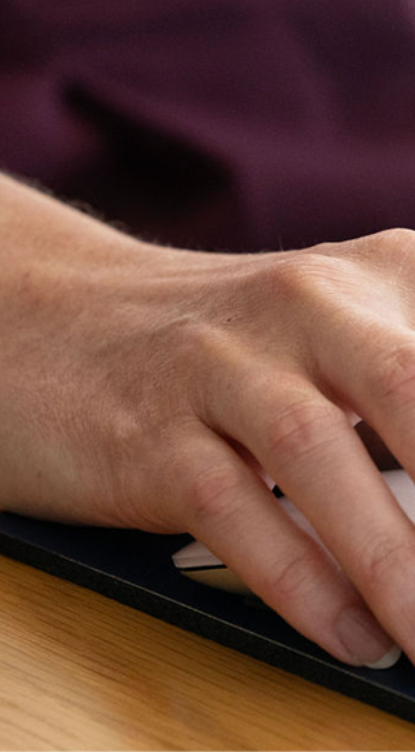 hand and mouse