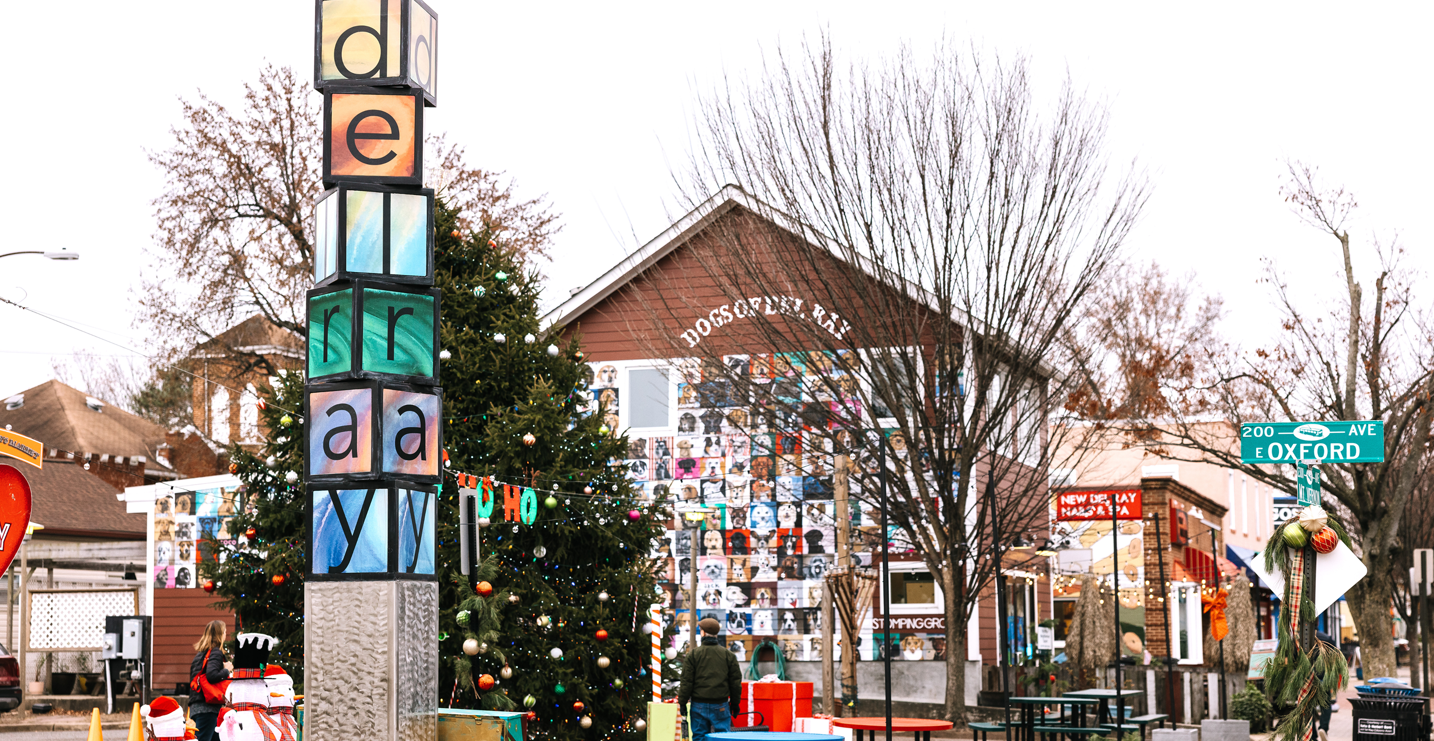 Del Ray neighborhood decorated for the holidays