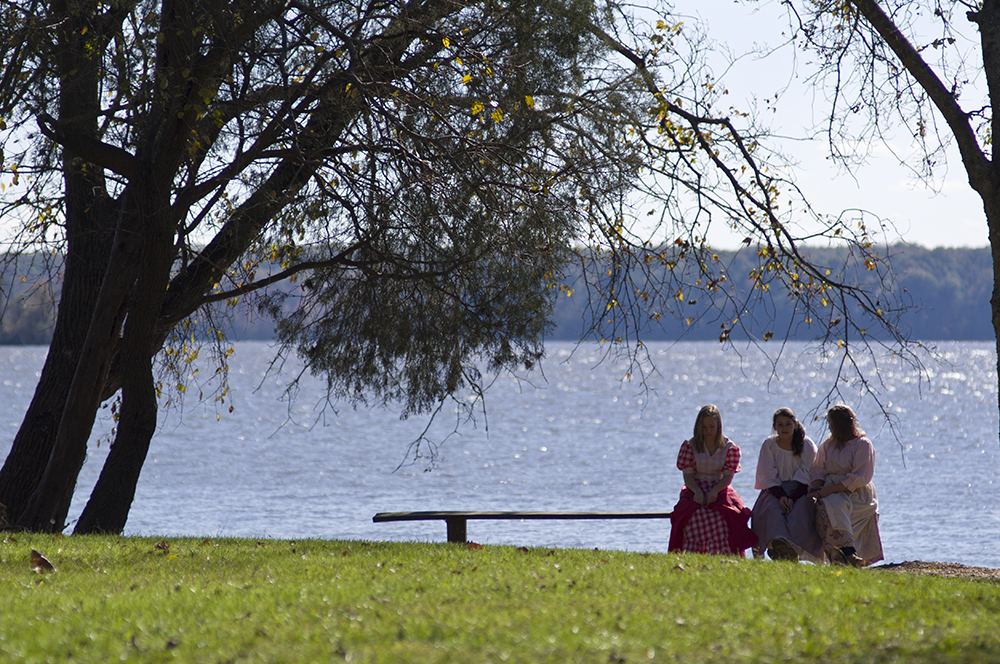 Three Colonial girls at jamestown 