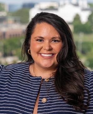 Lindsay Akers headshot